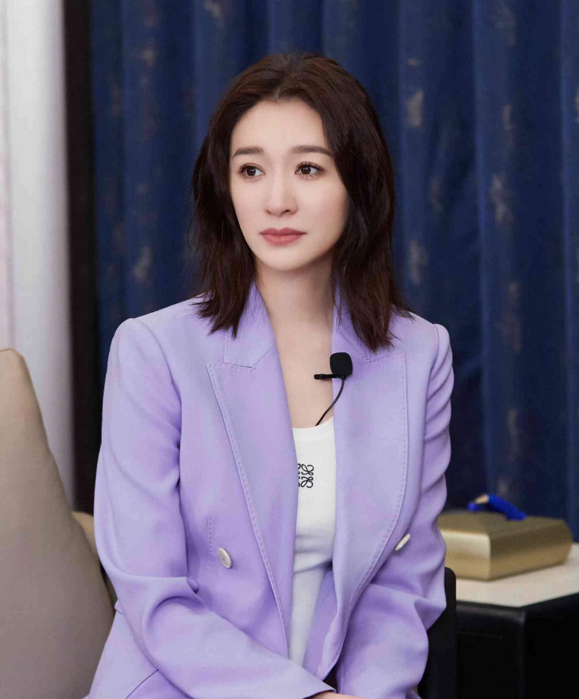 李小冉穿着简约背心现身机场,皮肤白到发光,没想到生图这么瘦|李小冉