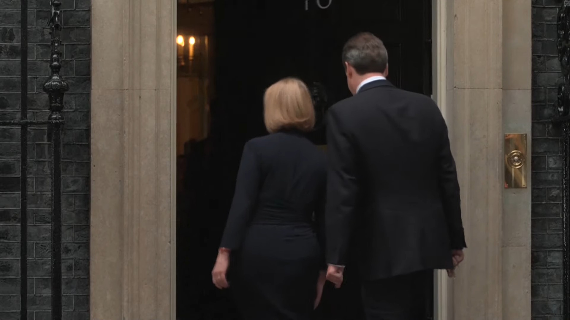 当地时间2022年9月6日，英国新首相特拉斯与丈夫走入唐宁街10号。