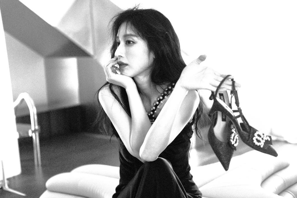 张俪黑白氛围感影调大片释出 魅惑咬指港风味十足休闲区蓝鸢梦想 - Www.slyday.coM