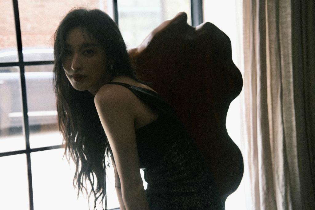 张俪黑白氛围感影调大片释出 魅惑咬指港风味十足休闲区蓝鸢梦想 - Www.slyday.coM