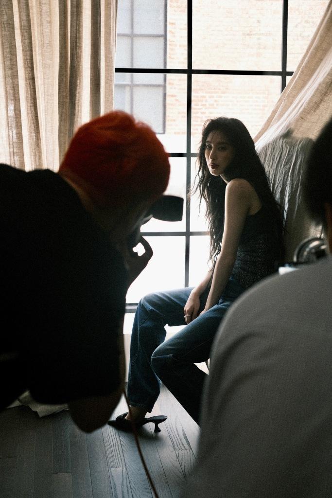 张俪黑白氛围感影调大片释出 魅惑咬指港风味十足休闲区蓝鸢梦想 - Www.slyday.coM