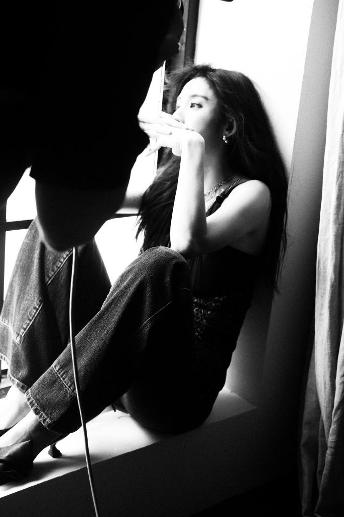 张俪黑白氛围感影调大片释出 魅惑咬指港风味十足休闲区蓝鸢梦想 - Www.slyday.coM