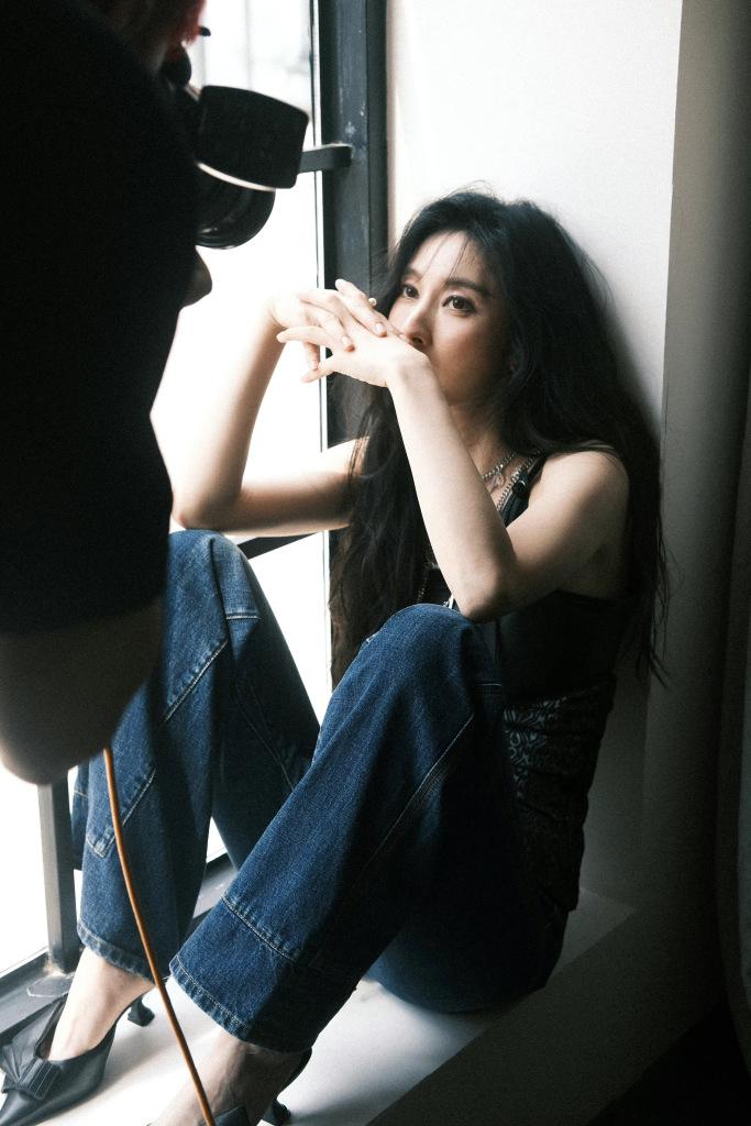 张俪黑白氛围感影调大片释出 魅惑咬指港风味十足休闲区蓝鸢梦想 - Www.slyday.coM