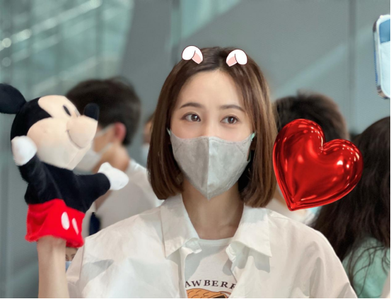 被李纯的私服穿搭给惊艳了!简单的白色穿出花来了,真是完美休闲区蓝鸢梦想 - Www.slyday.coM 被李纯的私服穿搭给惊艳了!简单的白色穿出花来了,真是完美休闲区蓝鸢梦想 - Www.slyday.coM