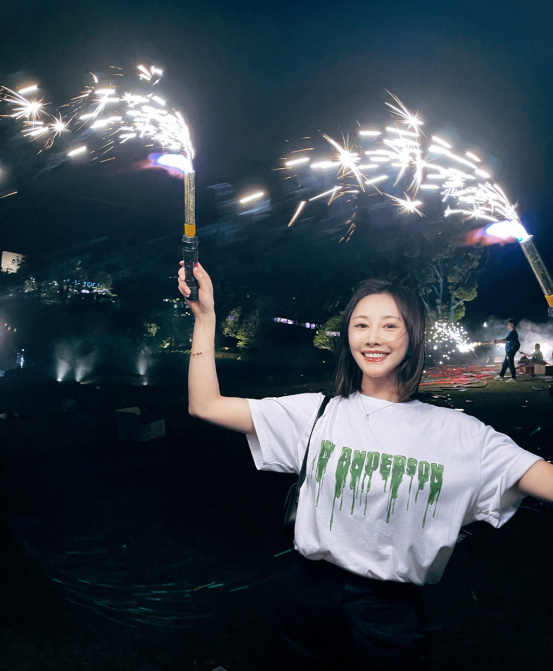 被李纯的私服穿搭给惊艳了!简单的白色穿出花来了,真是完美休闲区蓝鸢梦想 - Www.slyday.coM 被李纯的私服穿搭给惊艳了!简单的白色穿出花来了,真是完美休闲区蓝鸢梦想 - Www.slyday.coM