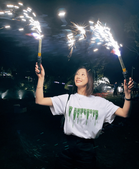 被李纯的私服穿搭给惊艳了!简单的白色穿出花来了,真是完美休闲区蓝鸢梦想 - Www.slyday.coM 被李纯的私服穿搭给惊艳了!简单的白色穿出花来了,真是完美休闲区蓝鸢梦想 - Www.slyday.coM