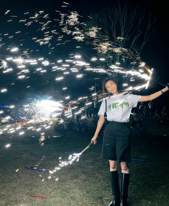 被李纯的私服穿搭给惊艳了!简单的白色穿出花来了,真是完美休闲区蓝鸢梦想 - Www.slyday.coM 被李纯的私服穿搭给惊艳了!简单的白色穿出花来了,真是完美休闲区蓝鸢梦想 - Www.slyday.coM