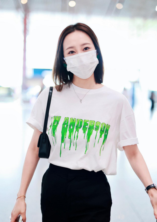 被李纯的私服穿搭给惊艳了!简单的白色穿出花来了,真是完美休闲区蓝鸢梦想 - Www.slyday.coM 被李纯的私服穿搭给惊艳了!简单的白色穿出花来了,真是完美休闲区蓝鸢梦想 - Www.slyday.coM