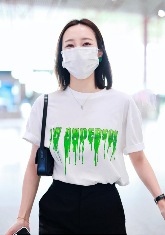 被李纯的私服穿搭给惊艳了!简单的白色穿出花来了,真是完美休闲区蓝鸢梦想 - Www.slyday.coM 被李纯的私服穿搭给惊艳了!简单的白色穿出花来了,真是完美休闲区蓝鸢梦想 - Www.slyday.coM