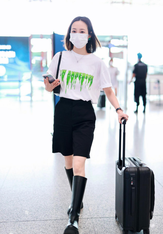 被李纯的私服穿搭给惊艳了!简单的白色穿出花来了,真是完美休闲区蓝鸢梦想 - Www.slyday.coM 被李纯的私服穿搭给惊艳了!简单的白色穿出花来了,真是完美休闲区蓝鸢梦想 - Www.slyday.coM