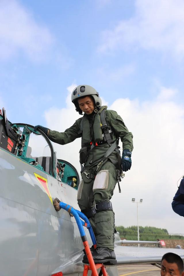 空军飞行员换发21式飞行服|飞行员_新浪财经_新浪网