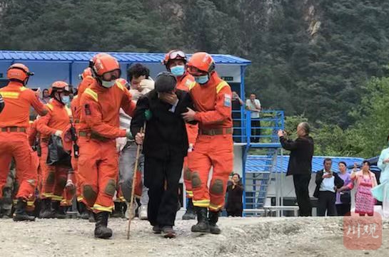 凉山木里森林火灾英雄团队的35小时：星夜强渡大渡河 徒步救援草科乡休闲区蓝鸢梦想 - Www.slyday.coM