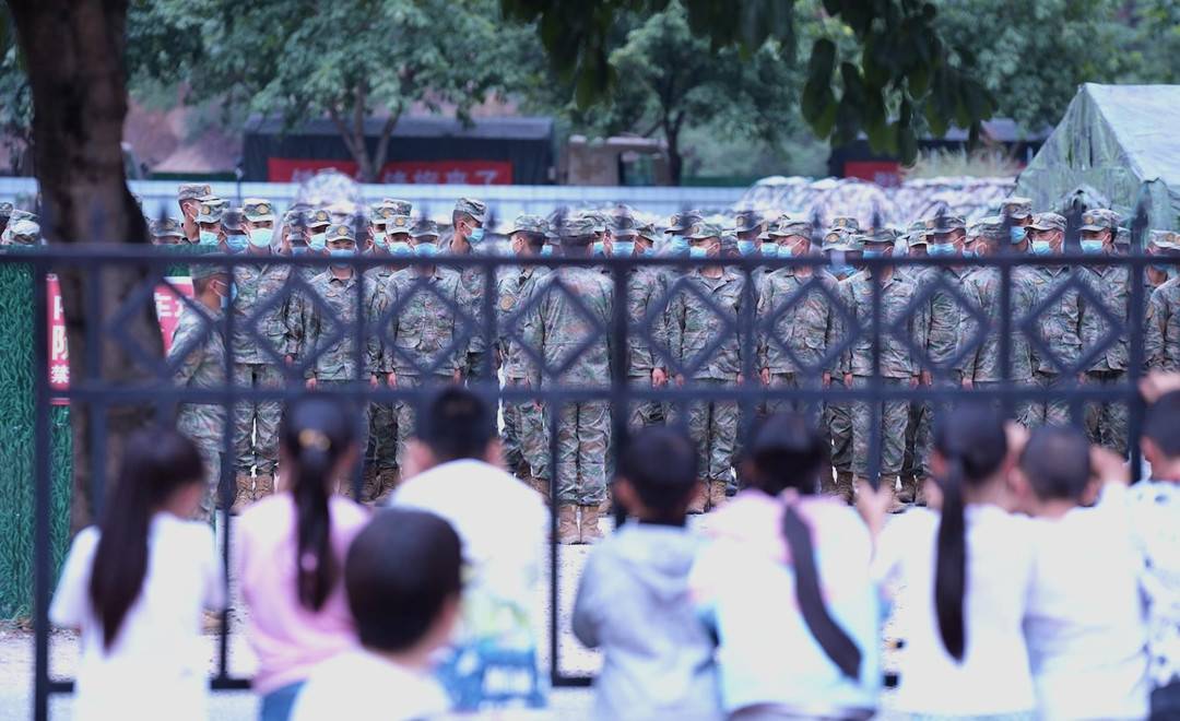 讲避险也讲梦想 第77集团军战士为四川石棉小学生带来“震后第一课”休闲区蓝鸢梦想 - Www.slyday.coM