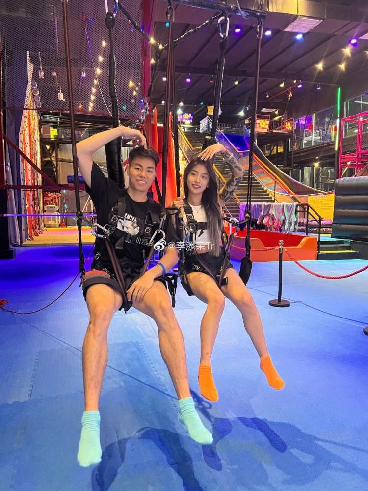 李添荣女友晒小奶狗：小发发 你是我们888天的礼物🎁休闲区蓝鸢梦想 - Www.slyday.coM