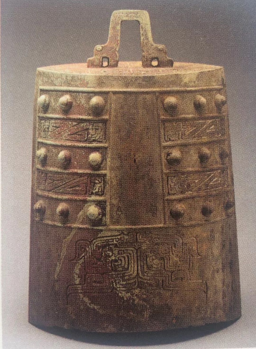 图3-1 湖北随州枣树林曾国墓地出土的嬭加编钟(郭长江提供)