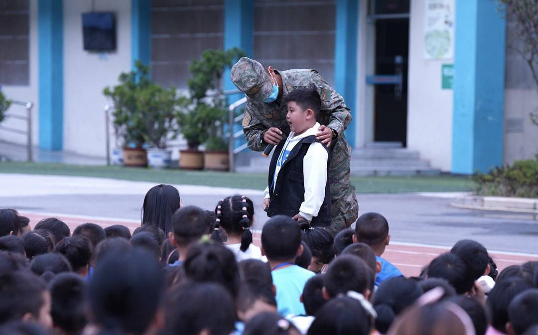 讲避险也讲梦想 第77集团军战士为四川石棉小学生带来“震后第一课”休闲区蓝鸢梦想 - Www.slyday.coM