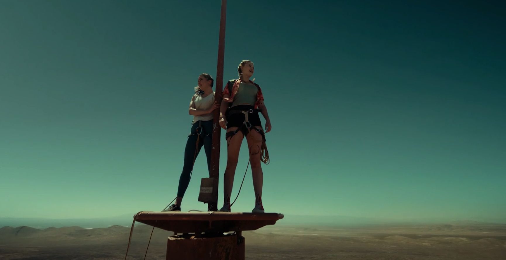 电影中的平台更大一些