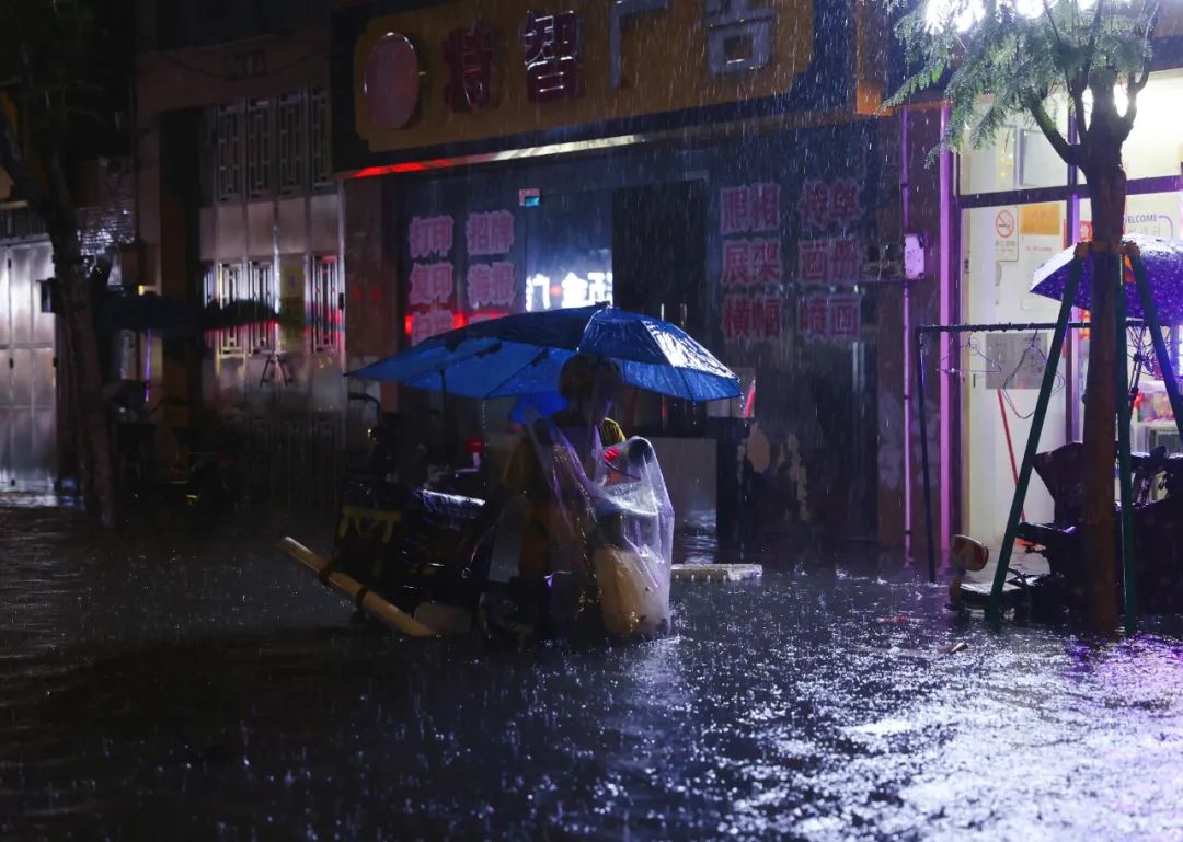 影像暴雨突袭广州多处水浸街