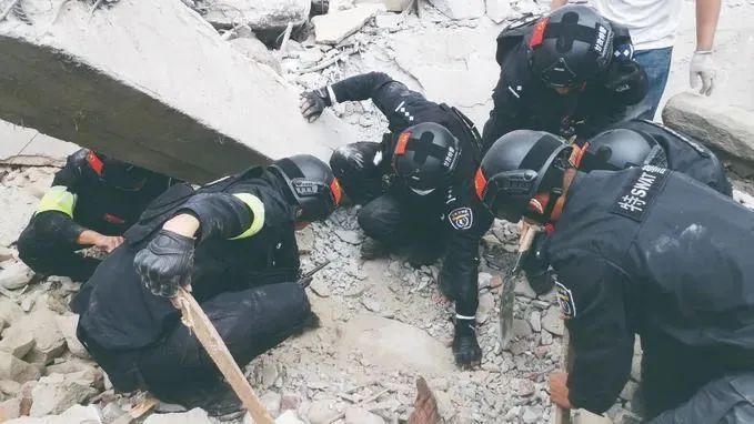 四川泸定地震救援,有悲痛,也有感动……|地震_新浪财经_新浪网