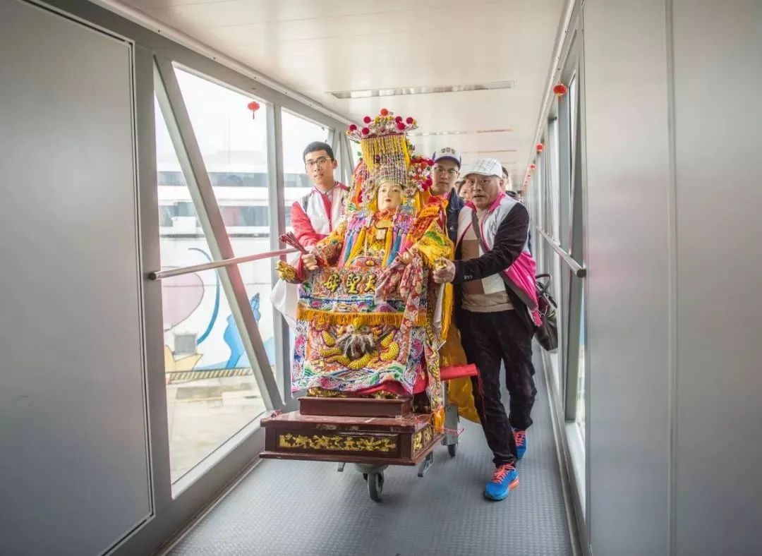 平潭冠山村白马尊王庙信众们在澳前客运码头敲锣打鼓,迎接从台湾乘坐"