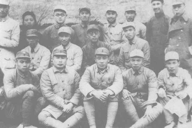 黄克诚首提出兵10万抢占东北?重兵进军东北是中央集体智慧的结晶__财经头条