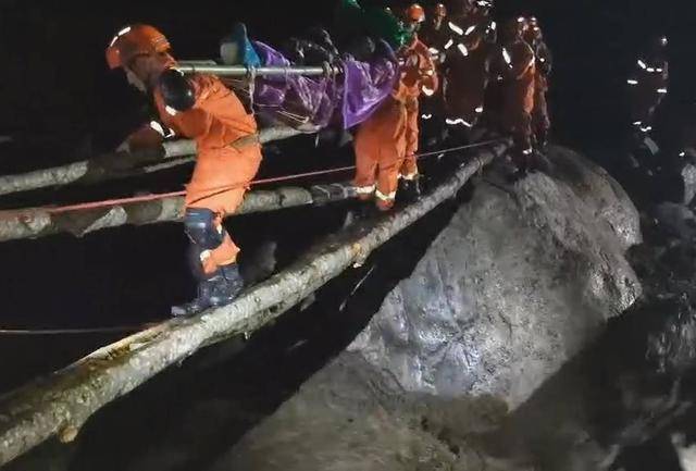 跨越87年的同框：大渡桥上再现“飞夺泸定桥”休闲区蓝鸢梦想 - Www.slyday.coM