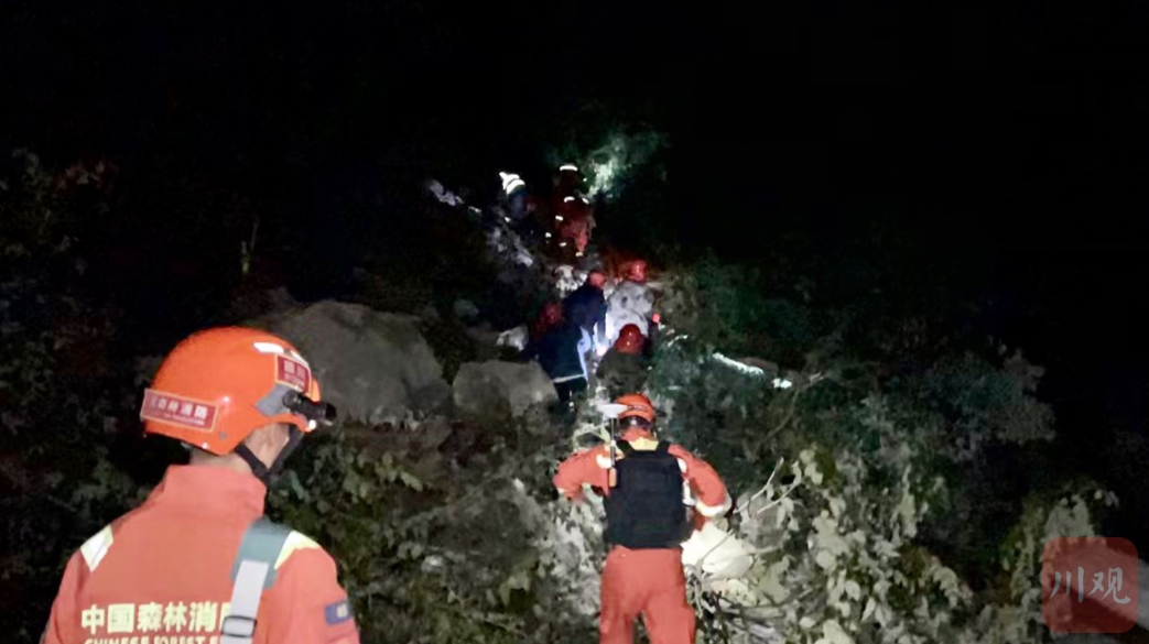 凉山木里森林火灾英雄团队的35小时：星夜强渡大渡河 徒步救援草科乡休闲区蓝鸢梦想 - Www.slyday.coM