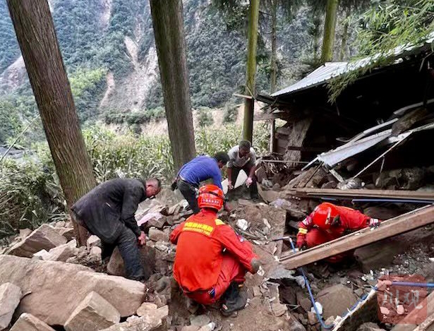 凉山木里森林火灾英雄团队的35小时：星夜强渡大渡河 徒步救援草科乡休闲区蓝鸢梦想 - Www.slyday.coM