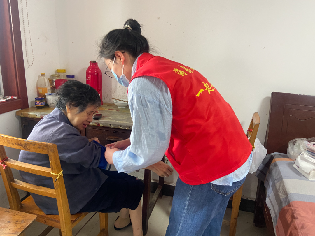 养老护理员徐淑洁为敬老院老人测量血压.新华社记者 黄筱/摄