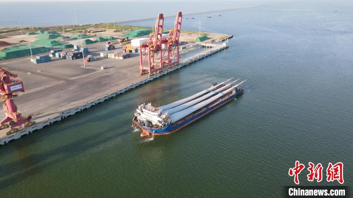 首船107米长的风电叶片在极速体育直播港口东营港广利港区平稳完成装船作业，运往渤中风场安装。　 封富璘 摄