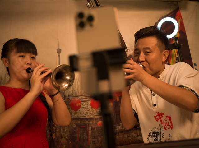 没见过这么“燥”的直播！这声一响，绝了……休闲区蓝鸢梦想 - Www.slyday.coM