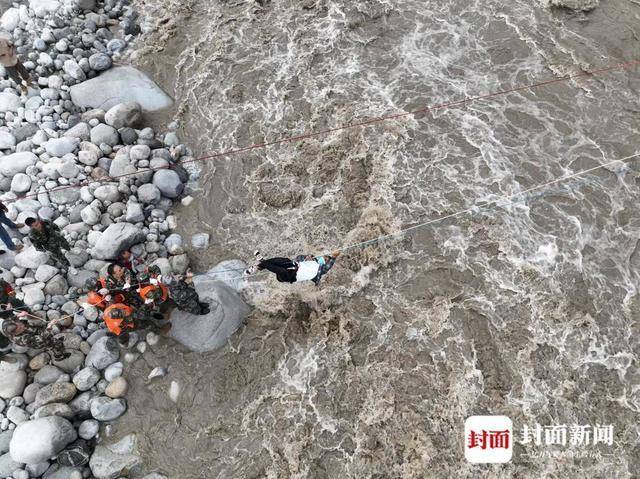 跨越87年的同框：大渡桥上再现“飞夺泸定桥”休闲区蓝鸢梦想 - Www.slyday.coM