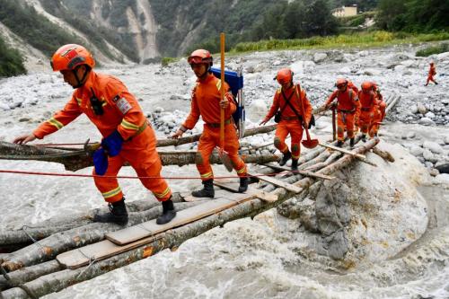泸定震后72小时“闯三关”休闲区蓝鸢梦想 - Www.slyday.coM