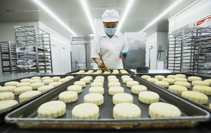 　　 9月1日，工人在月饼加工企业生产车间工作。新华社发（刘满仓摄）