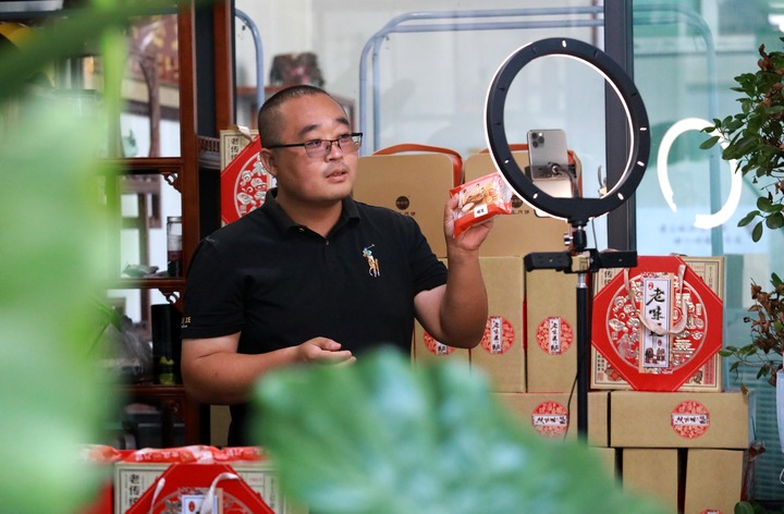 9月7日，电商通过网络直播销售月饼。 新华社记者 骆学峰 摄　　