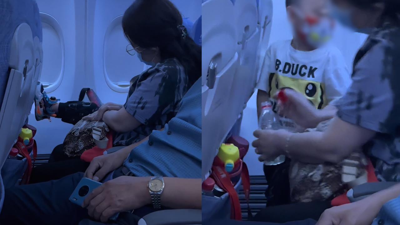 男孩坐飞机脚踹前座椅家长不制止拍摄者用瓶子接着在座位小便