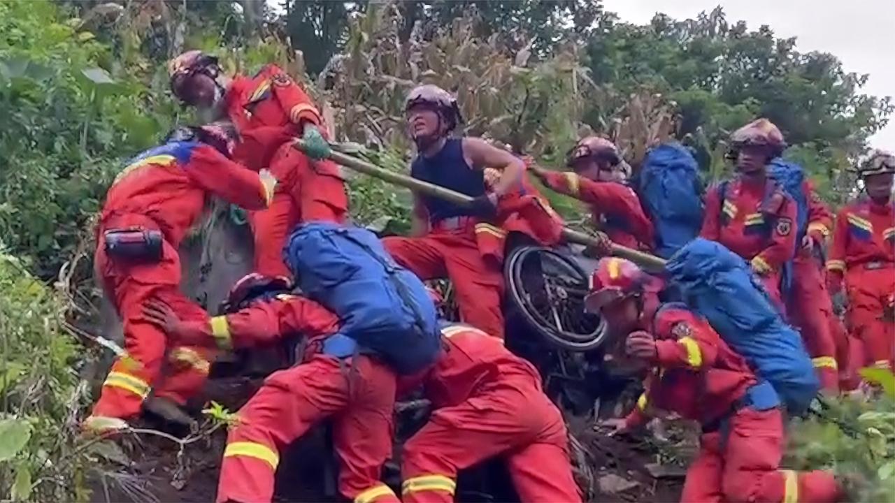 地震斷路消防員用身體搭人橋轉移癱瘓老人我們的身體就是路