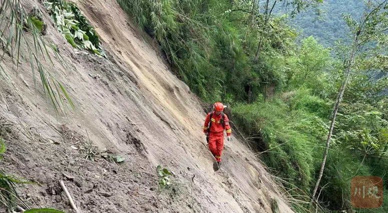 凉山木里森林火灾英雄团队的35小时：星夜强渡大渡河 徒步救援草科乡休闲区蓝鸢梦想 - Www.slyday.coM