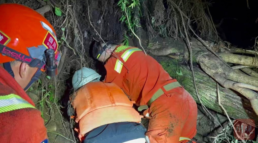 凉山木里森林火灾英雄团队的35小时：星夜强渡大渡河 徒步救援草科乡休闲区蓝鸢梦想 - Www.slyday.coM