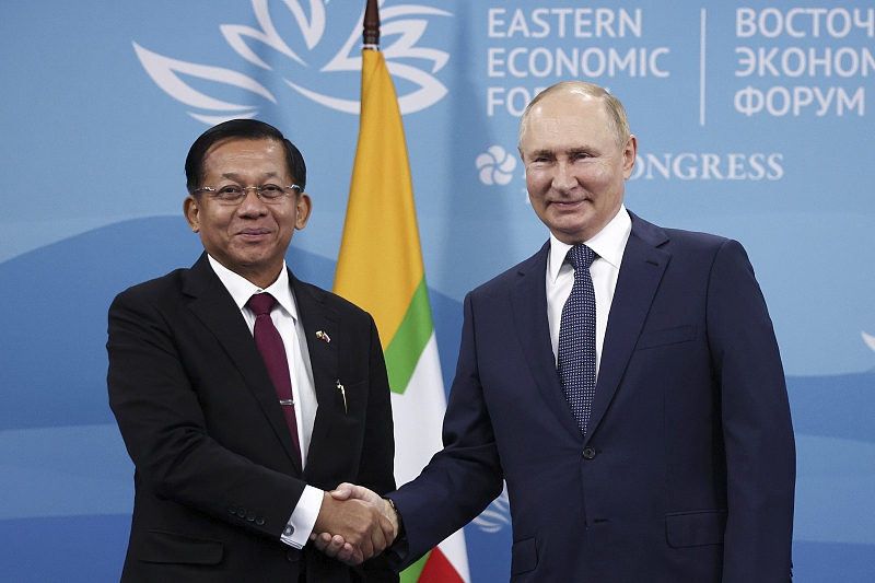 东方经济论坛期间，普京与缅甸看守政府总理敏昂莱会面。图源：视觉中国
