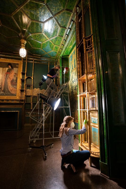 美国国立亚洲艺术博物馆的惠斯勒“孔雀屋”正在进行保护工作（图源：华盛顿特区史密森尼学会国立亚洲艺术博物馆）