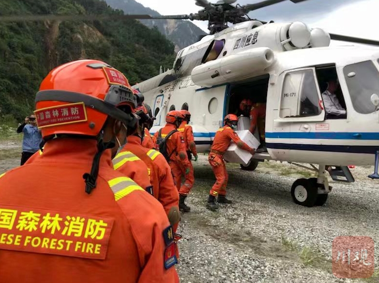 凉山木里森林火灾英雄团队的35小时：星夜强渡大渡河 徒步救援草科乡休闲区蓝鸢梦想 - Www.slyday.coM