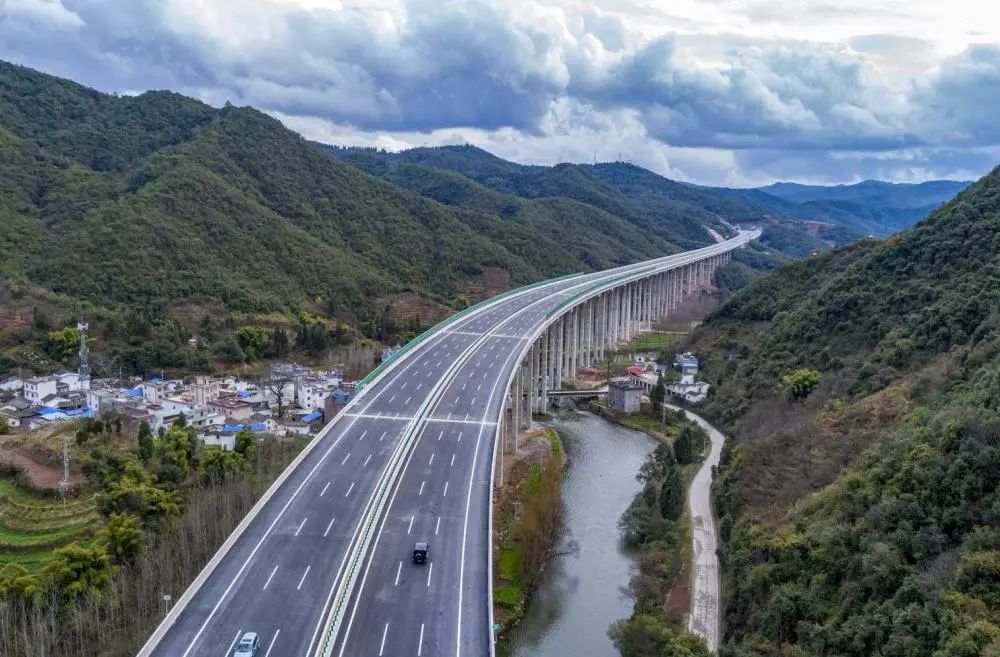 新昆楚高速公路起于昆明市五华区岷山附近,止于楚雄州禄丰市广通镇