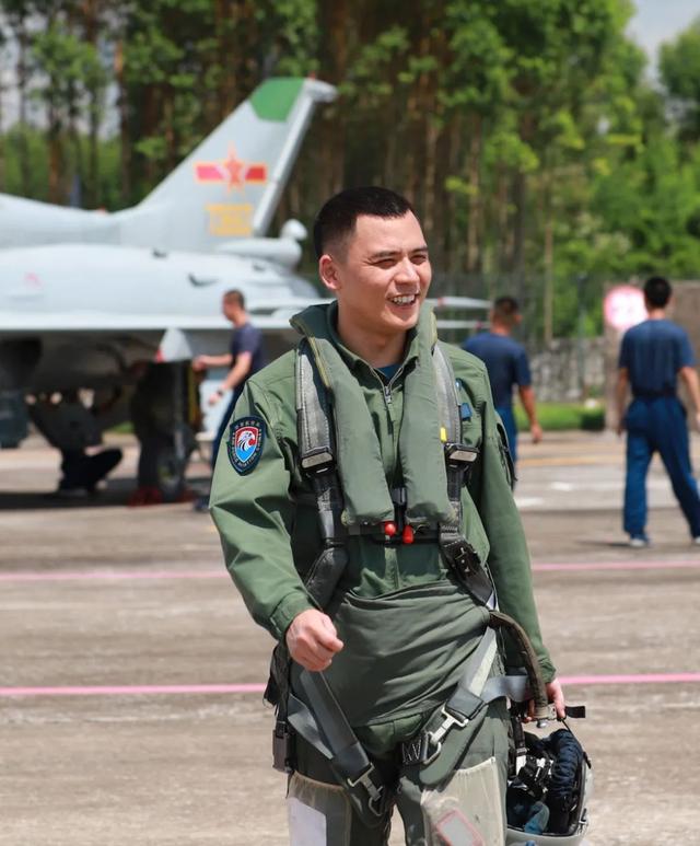 空军飞行员换发21式飞行服|飞行员_新浪财经_新浪网