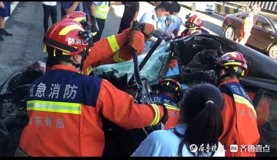 一轿车清晨连撞两辆半挂车后司机被困，消防员19分钟破拆救人休闲区蓝鸢梦想 - Www.slyday.coM