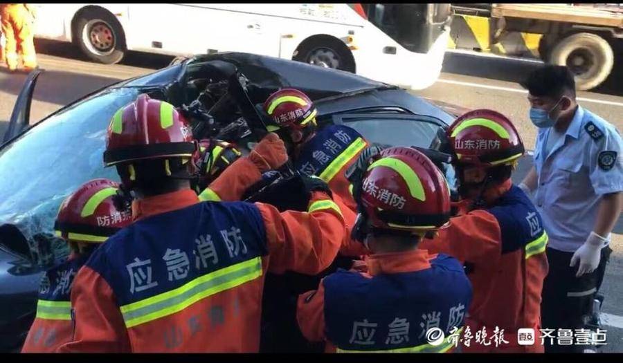 一轿车清晨连撞两辆半挂车后司机被困，消防员19分钟破拆救人休闲区蓝鸢梦想 - Www.slyday.coM