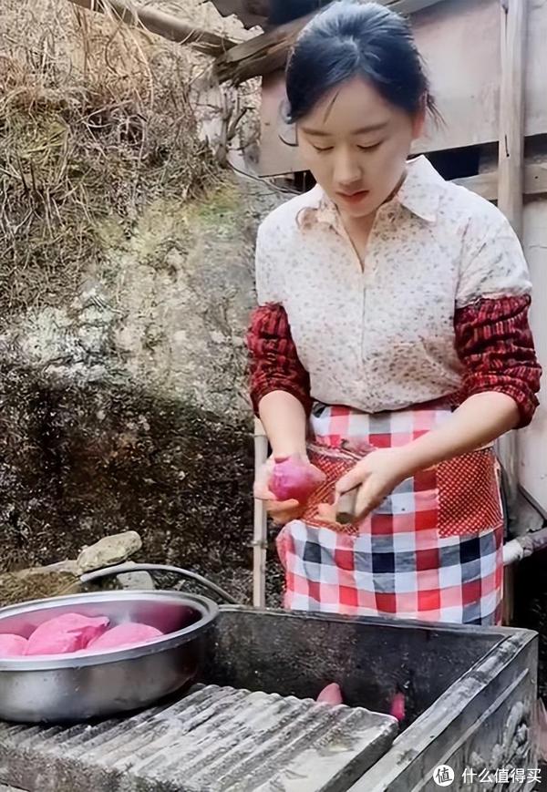 36岁乡愁沈丹的真实生活,挖笋、种地、砍柴,网友:佩服又感动|李子柒_新浪新闻
