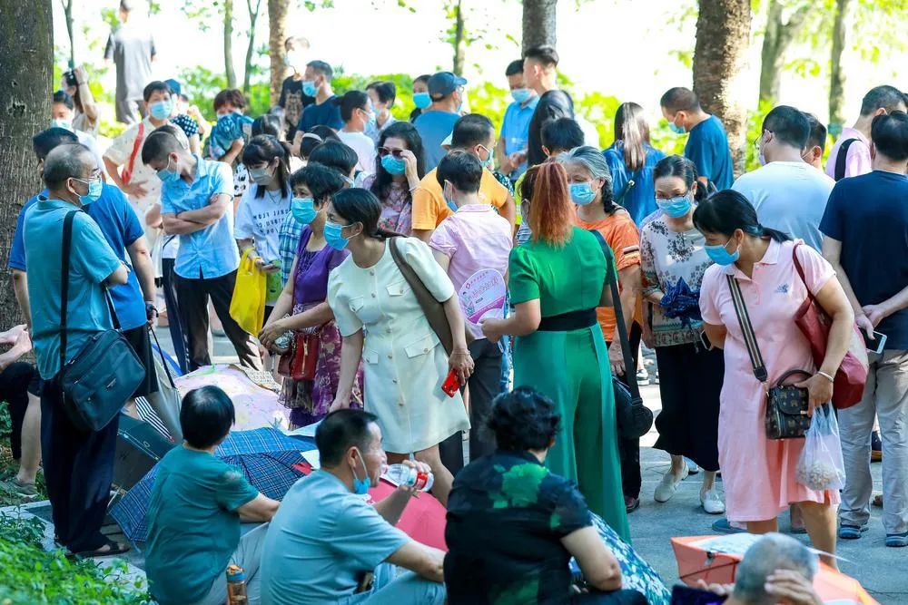 爸妈们拼了广州天河公园相亲角为子女觅缘