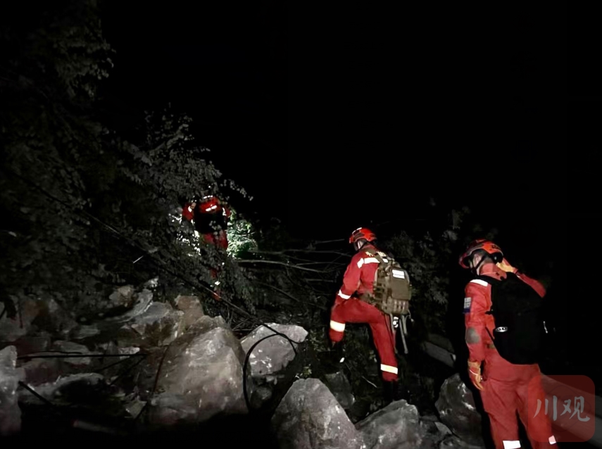 凉山木里森林火灾英雄团队的35小时：星夜强渡大渡河 徒步救援草科乡休闲区蓝鸢梦想 - Www.slyday.coM