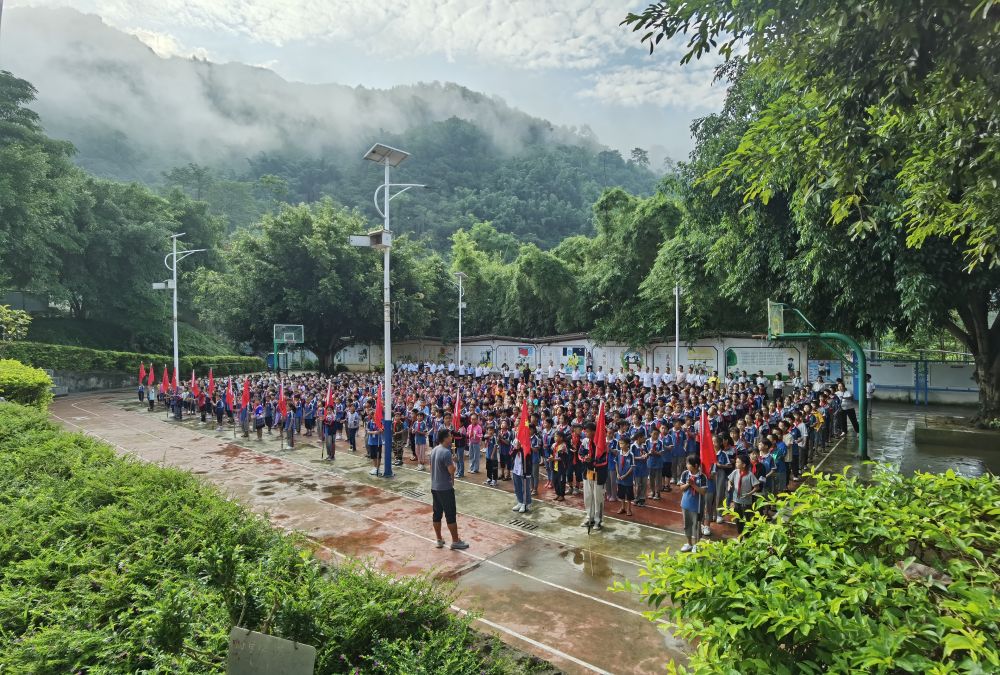 绿意盎然的湾塘小学。新华社记者 岳冉冉 摄